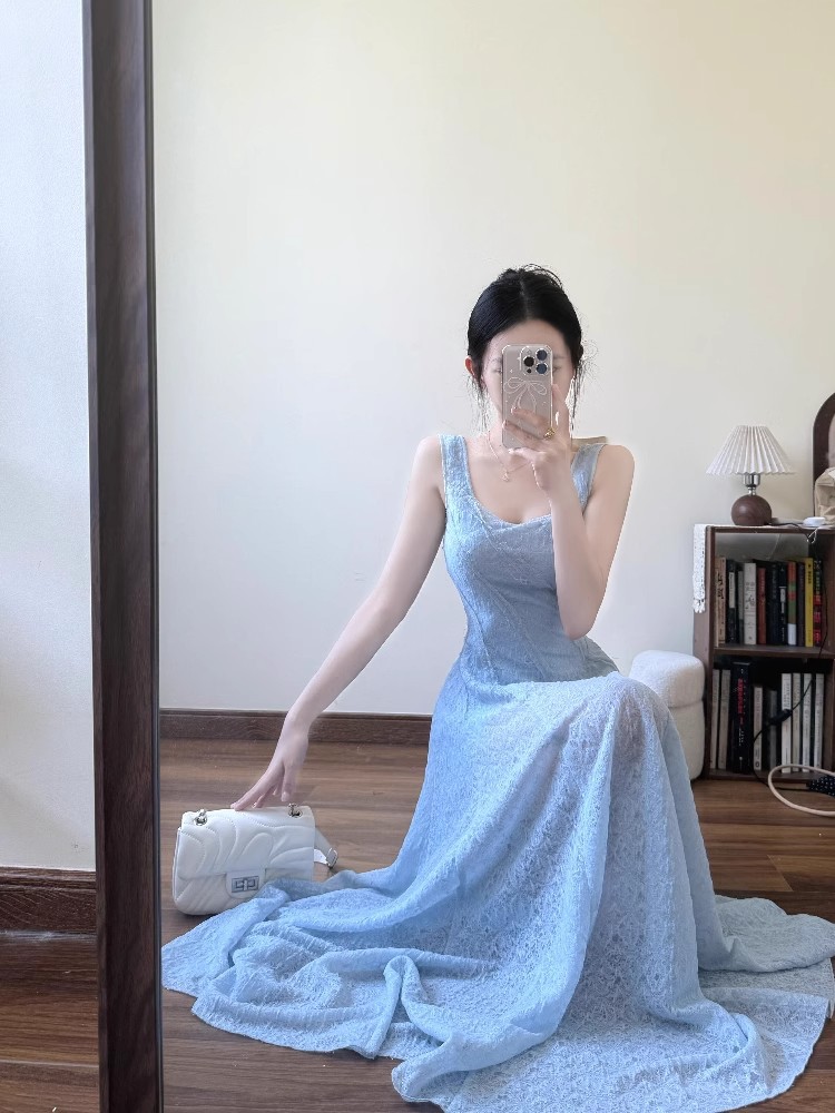 淺藍蕾絲連衣裙
